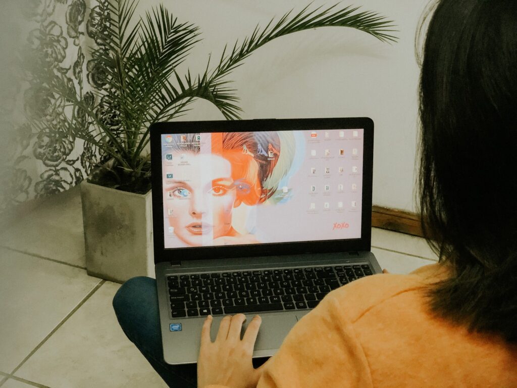パソコンをする女性の画像
